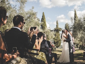 Traumhafte symbolische Hochzeitszeremonie im Olivenhain - Cortona, Toskana