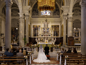 Wunderschöne religiöse Hochzeitszeremonie in San Gimignano, Toskana